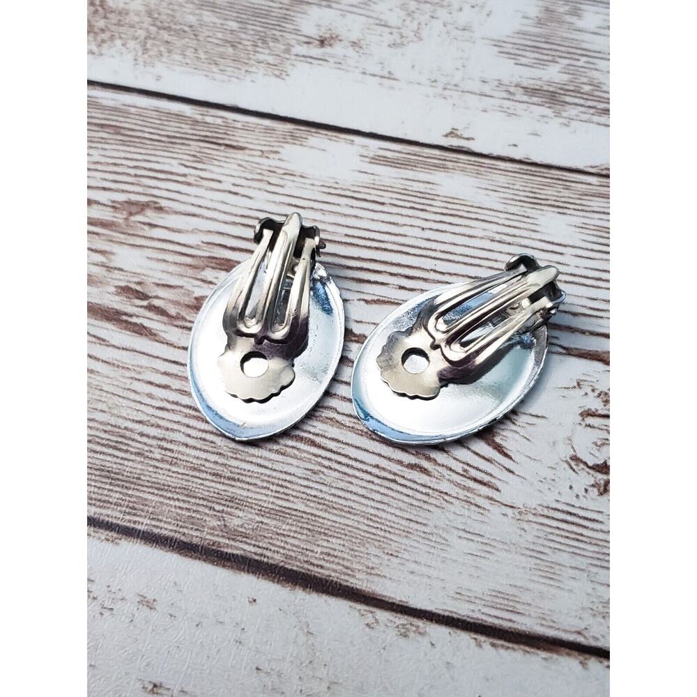 Vintage Clip On Earrings 1" Silver Tone & Black Oval Fish Design - Picture 4 of 5